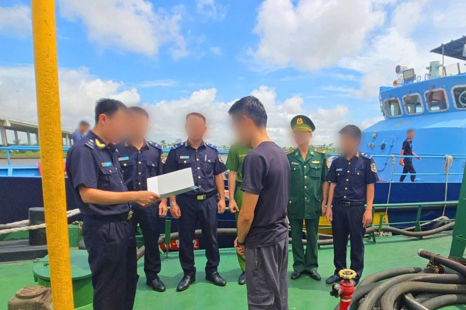 Hải quan phát hiện hơn 70.000 lít dầu FO cùng 41 thùng sơn trên vùng biển Hải Phòng