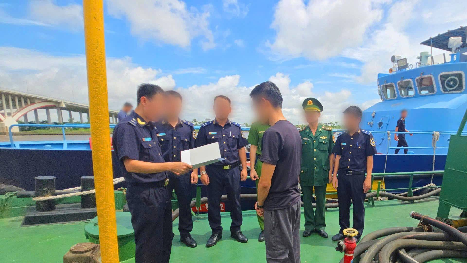 Hải quan phát hiện hơn 70.000 lít dầu FO cùng 41 thùng sơn trên vùng biển Hải Phòng