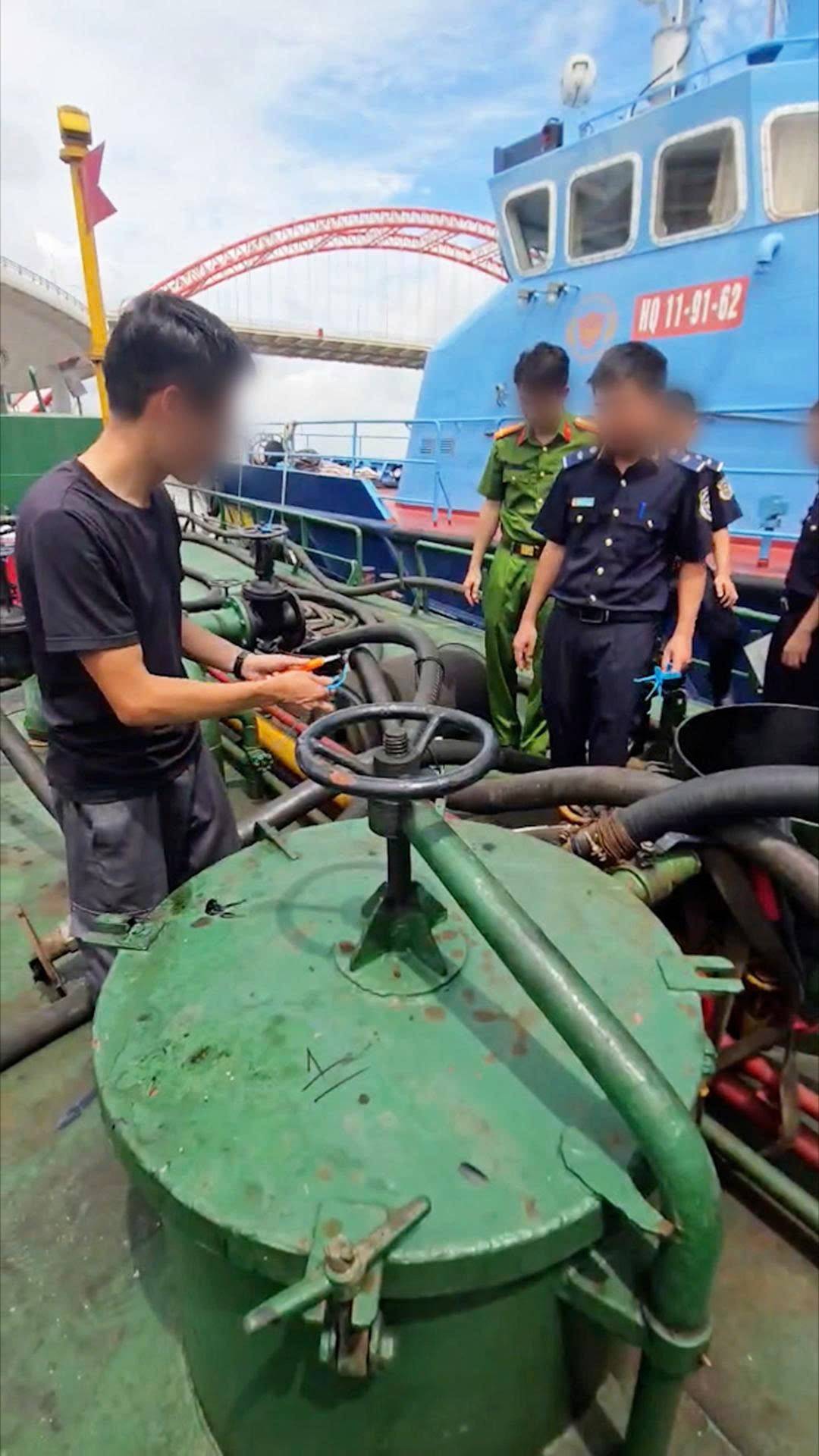 Hải quan phát hiện hơn 70.000 lít dầu FO cùng 41 thùng sơn trên vùng biển Hải Phòng