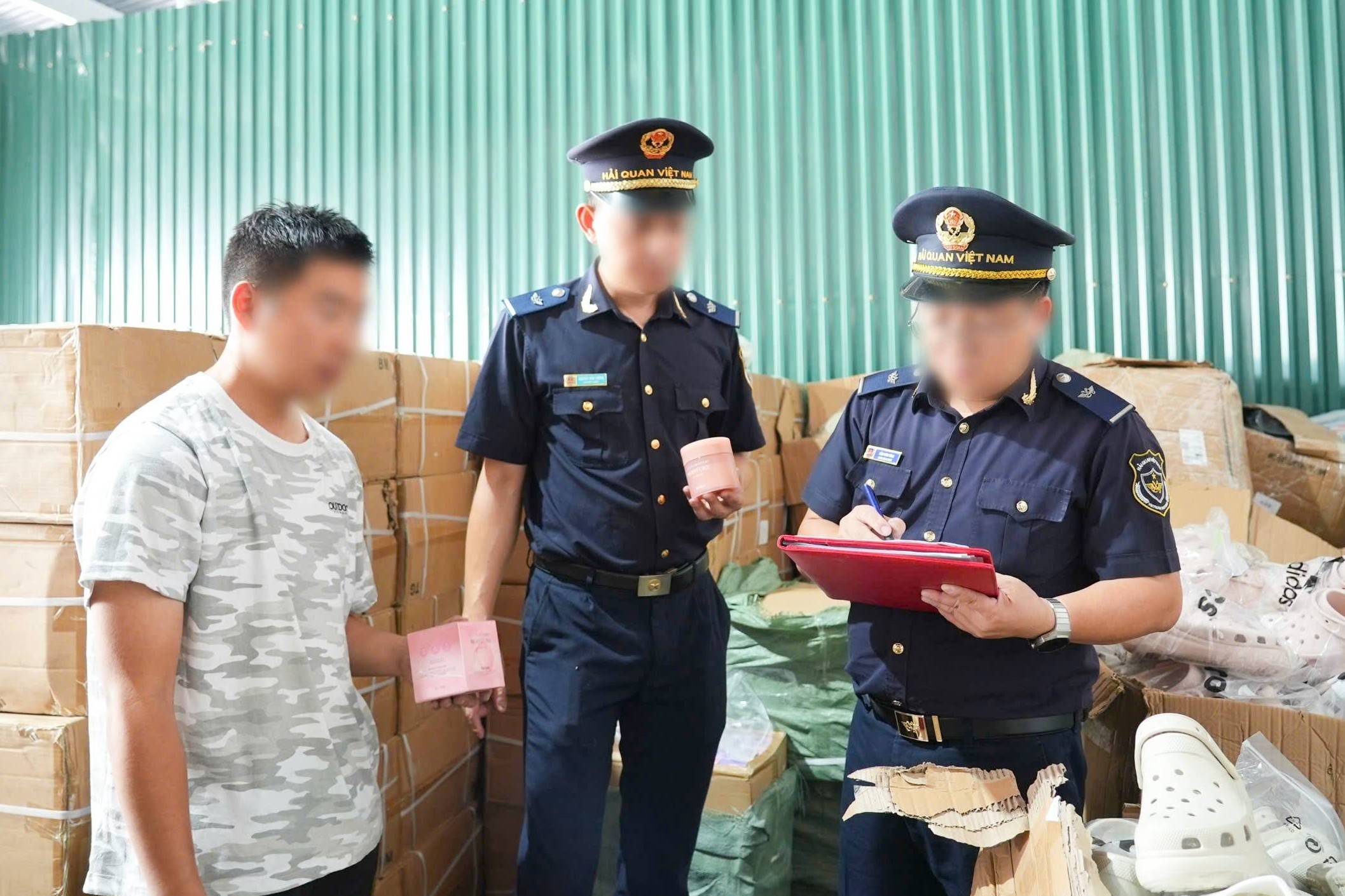 Hải quan phát hiện hơn 1 triệu sản phẩm nghi xâm phạm quyền sở hữu trí tuệ