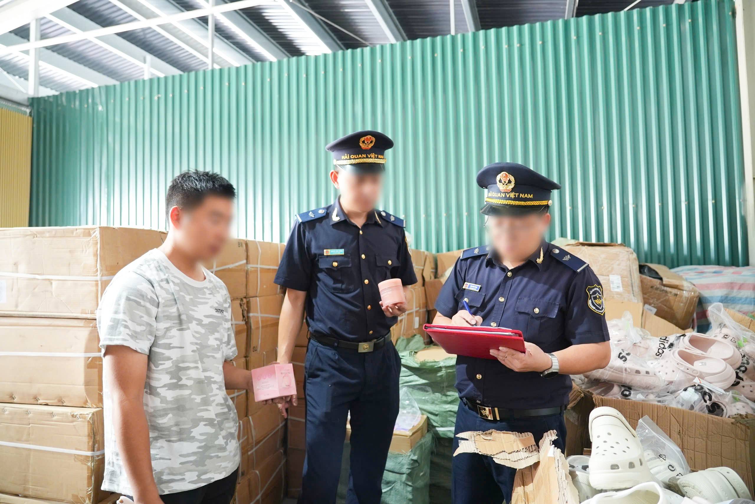 Hải quan phát hiện hơn 1 triệu sản phẩm nghi xâm phạm quyền sở hữu trí tuệ