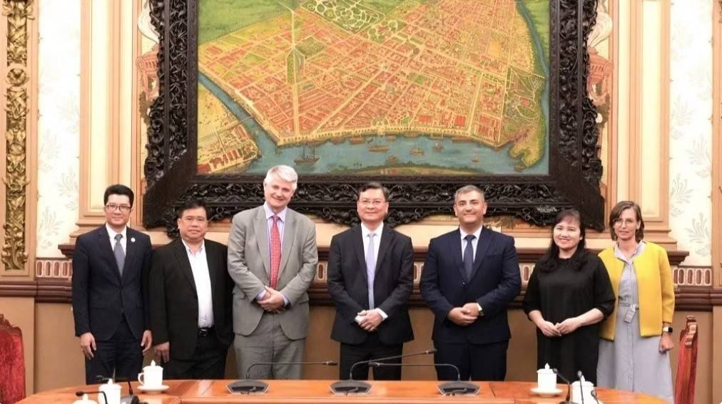 Các đại biểu chụp ảnh lưu niệm sau buổi làm việc của Phó Chủ tịch Ủy ban nhân dân Thành phố Hồ Chí Minh Nguyễn Công Vinh với ông Andreas Jahn - Chủ tịch Hiệp hội Doanh nghiệp vừa và nhỏ của Đức(BVMW).