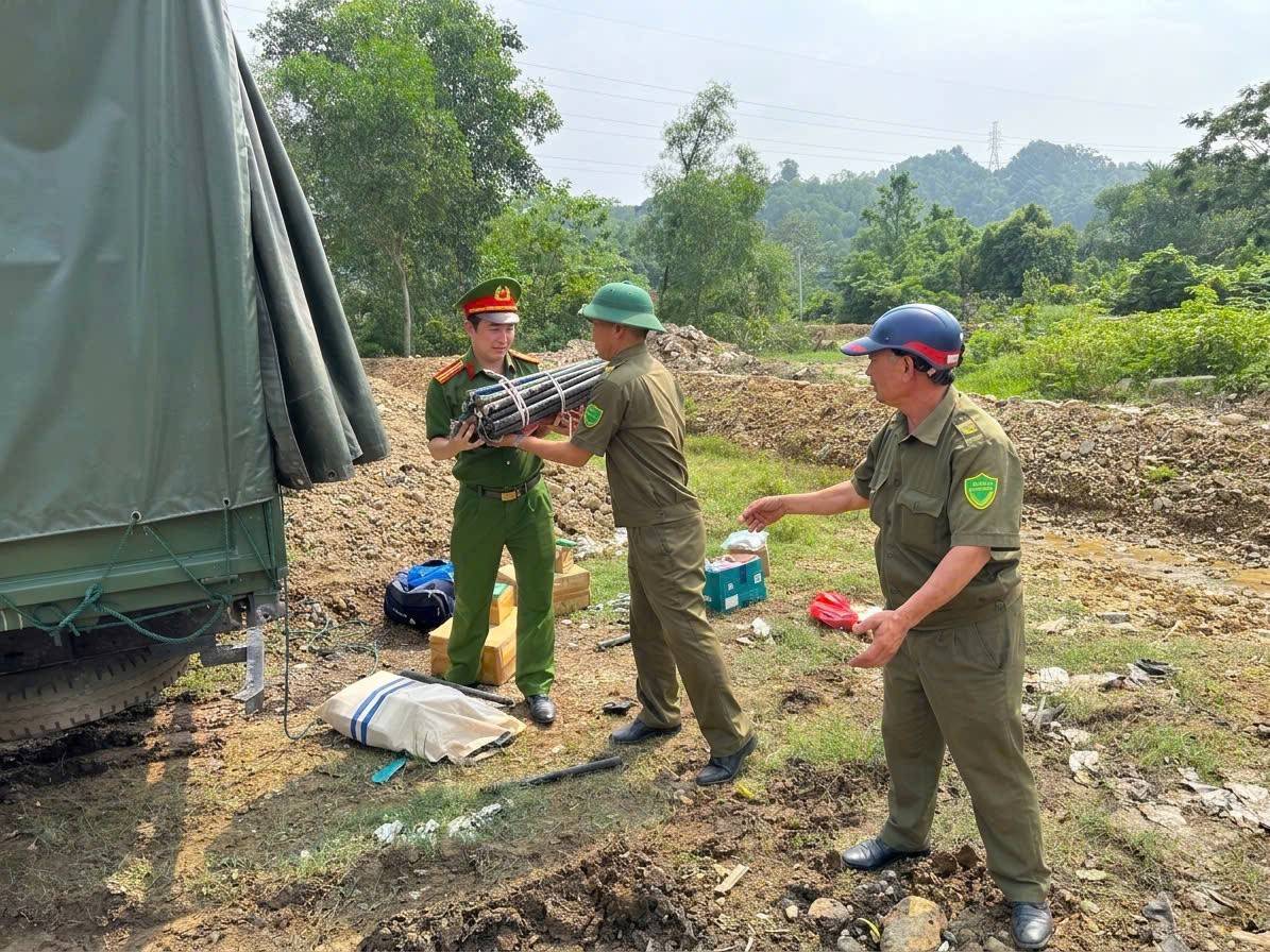 Công an Thanh Hóa tiêu hủy hàng nghìn khẩu súng và công cụ hỗ trợ