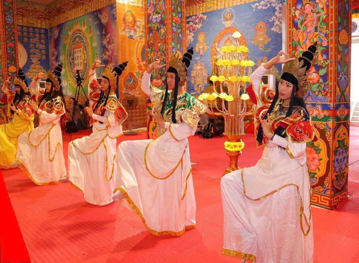 16 Dakini - Thiên nữ trong màn múa Mật ấn cúng dàng khai mạc Pháp hội Tri ân - Báo ân mùa Vu lan tại Đại Bảo tháp Mandala Tây Thiên. Ảnh: Drukpa VN