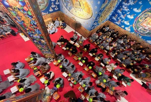 Phật tử tụng kinh Vu lan và cúng dàng đèn trong Pháp hội