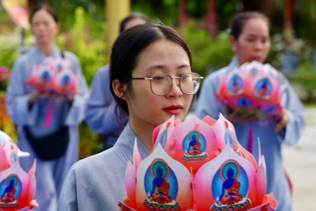 Phật tử thành kính dâng hoa sen tại khoá tu Pháp hội Dược Sư
