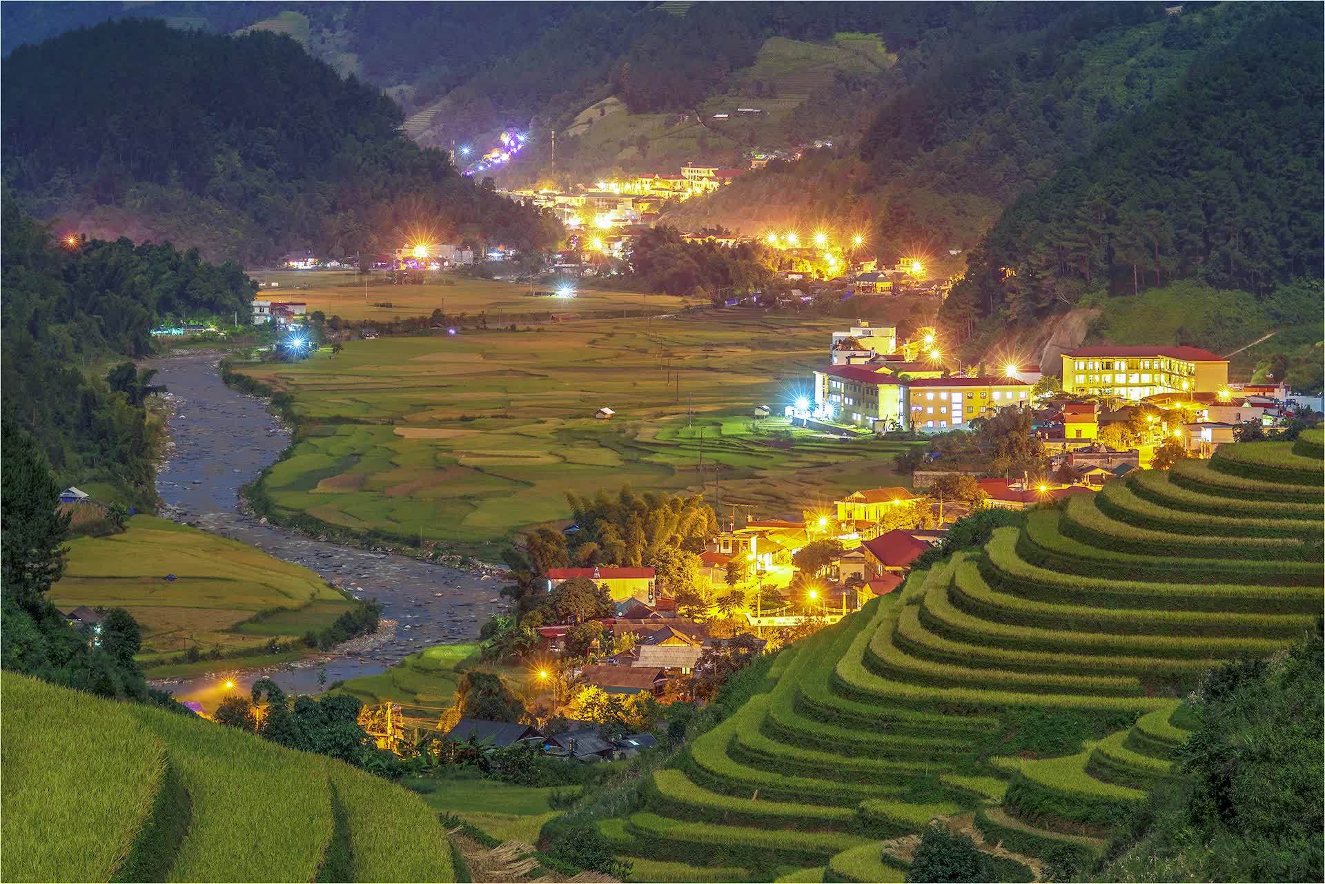 Tú Lệ mùa vàng: Có một nàng thơ đang đợi dưới chân Khau Phạ