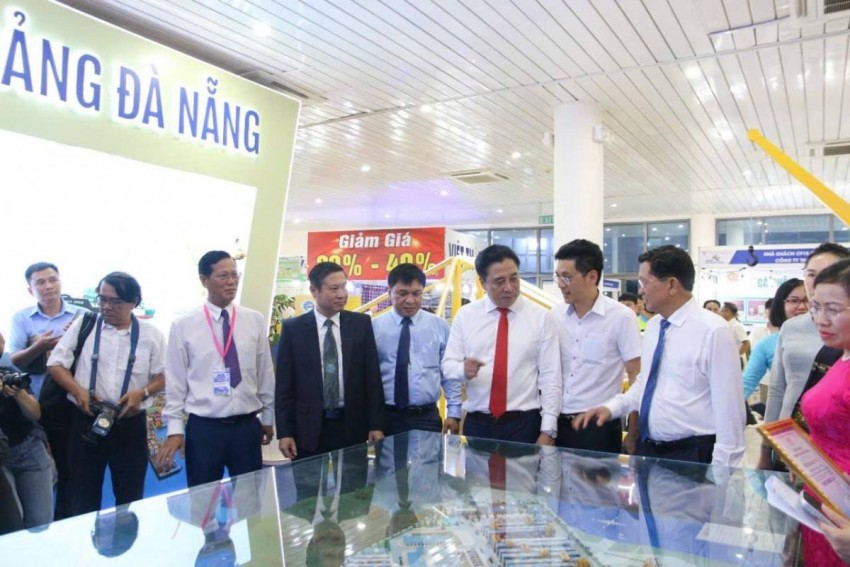 Các đại biểu tham quan, trải nghiệm Hội chợ EWEC - Đà Nẵng 2026