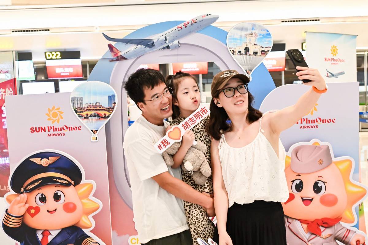 Du khách Thành Đô check-in trước chuyến bay đến Phú Quốc