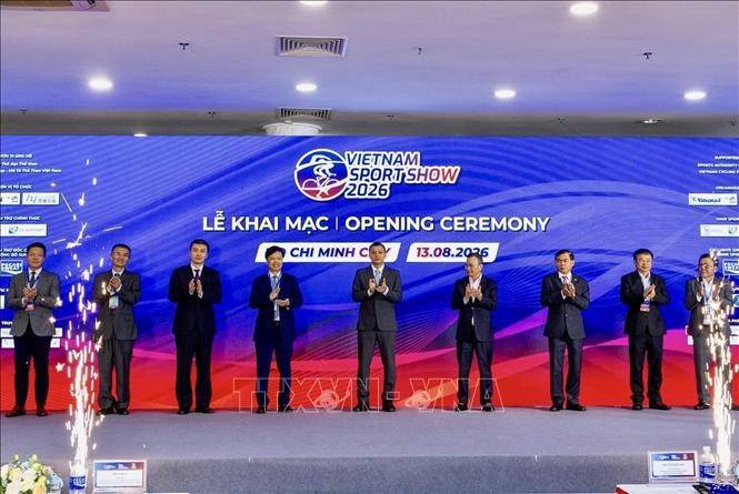 Các đại biểu thực hiện nghi thức khai mạc chuỗi sự kiện (Ảnh: https://baotintuc.vn).