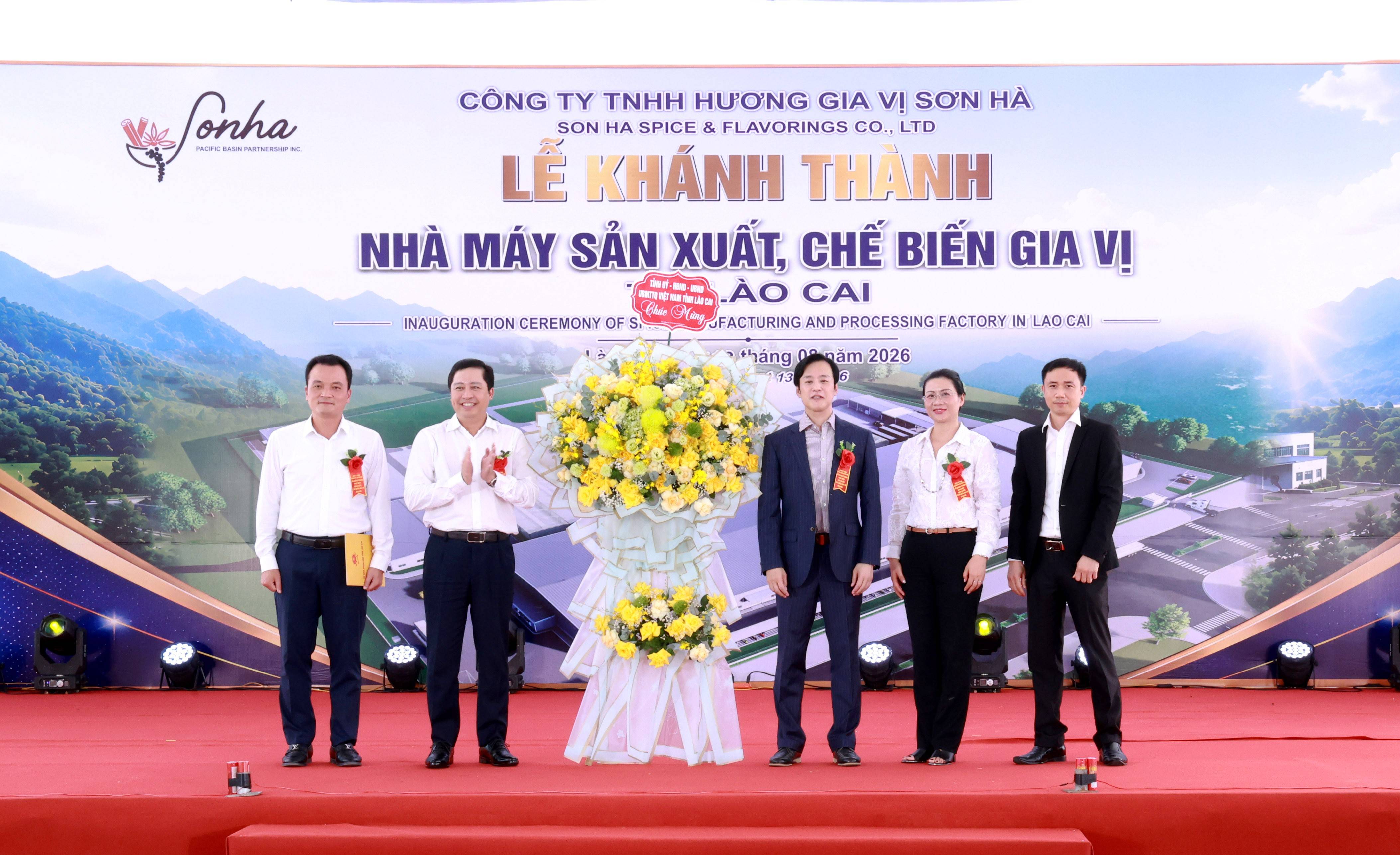 Bí thư Tỉnh ủy Dương Quốc Huy và đồng chí Phó Chủ tịch UBND tỉnh Giàng Quốc Hưng tặng hoa chúc mừng doanh nghiệp