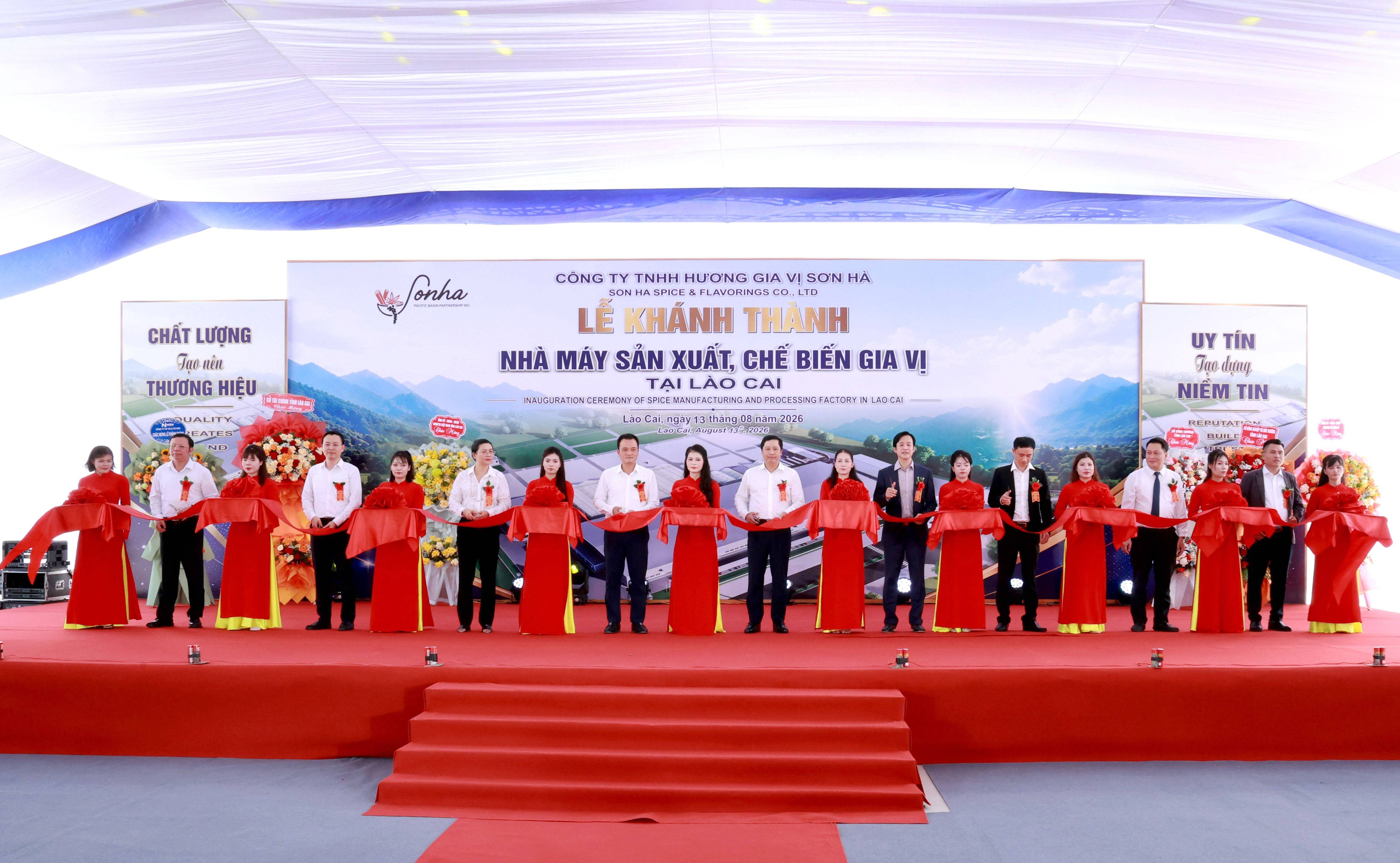 và các đại biểu thực hiện nghi thức cắt băng khánh thành