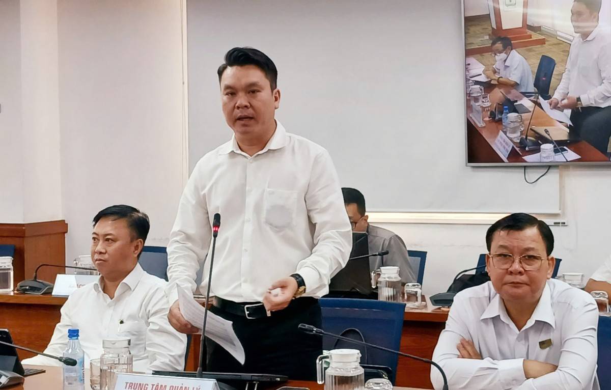 Ông Lê Hoàn - Phó Giám đốc Trung tâm Quản lý giao thông công cộng TPHCM thông tin tại họp báo