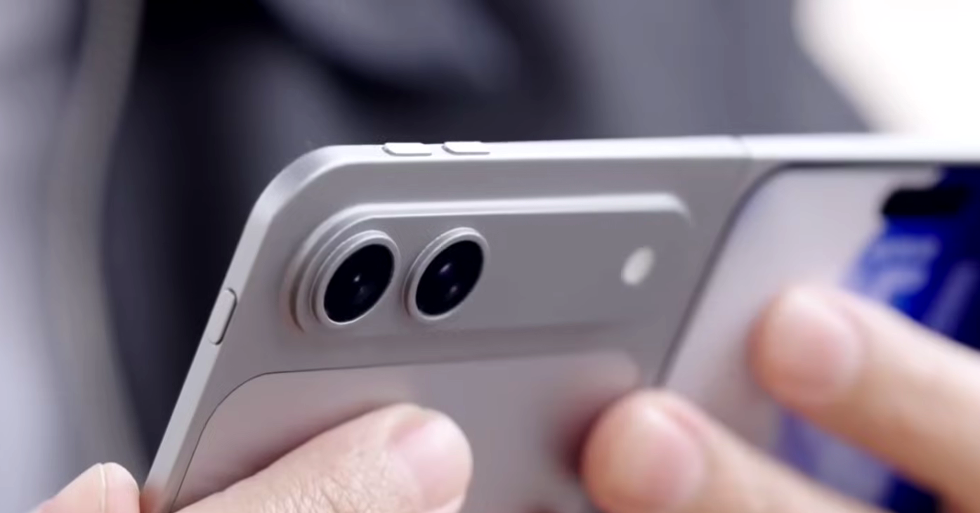 iPhone Ultra gây chú ý với thiết kế camera selfie lệch góc