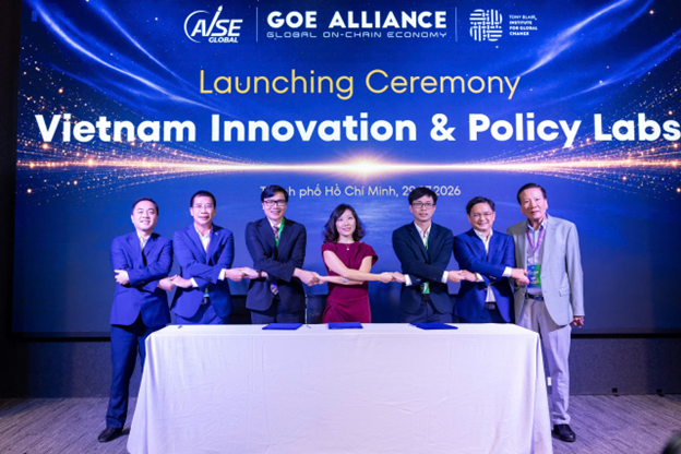 Đại diện MB cùng các đối tác tham gia Lễ ra mắt Vietnam Innovation & Policy Labs trong khuôn khổ VGIC 2026.