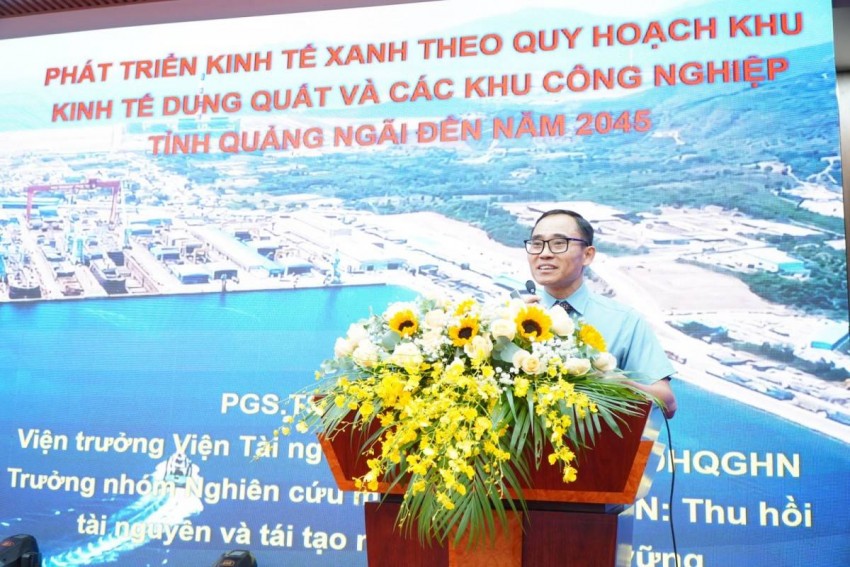 Các chuyên gia, nhà khoa học trình bày tham luận tại hội thảo