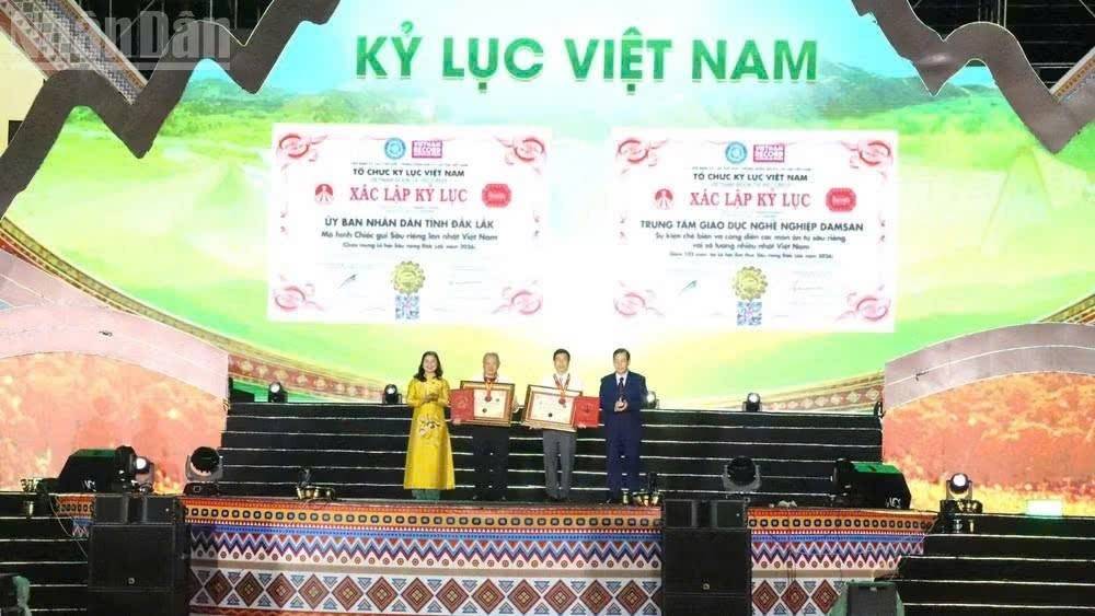 . Đại diện Tổ chức Kỷ lục Việt Nam - VietKings trao Bằng chứng nhận 2 Kỷ lục Việt Nam được xác lập tại Lễ hội Sầu riêng Đắk Lắk năm 2026 (Ảnh: Cổng Thông tin Điện tử Đắk Lắk)