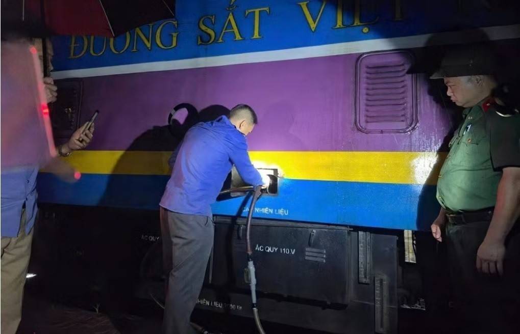 Hé lộ chiêu thức rút trộm dầu diesel của đường dây tội phạm ở Ga Vinh