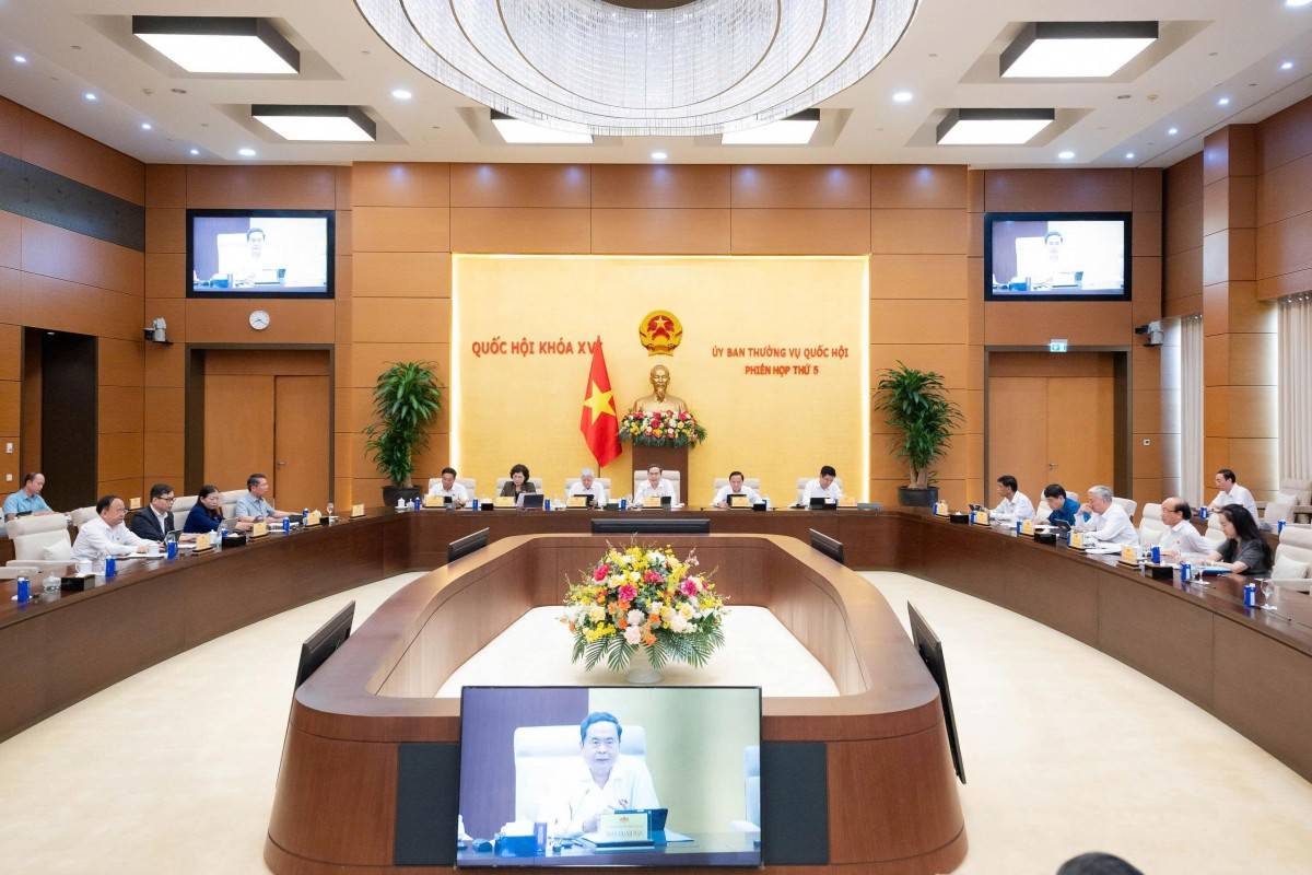 Sáng ngày 17/8, dưới sự chủ trì của Chủ tịch Quốc hội Trần Thanh Mẫn và điều hành của Phó Chủ tịch Quốc hội Nguyễn Thị Hồng, Ủy ban Thường vụ Quốc hội cho ý kiến về việc giải trình, tiếp thu, chỉnh lý đối với dự thảo Luật sửa đổi, bổ sung một số điều của Luật Ngân hàng Nhà nước Việt Nam, Luật Phòng, chống rửa tiền và Luật Các tổ chức tín dụng.