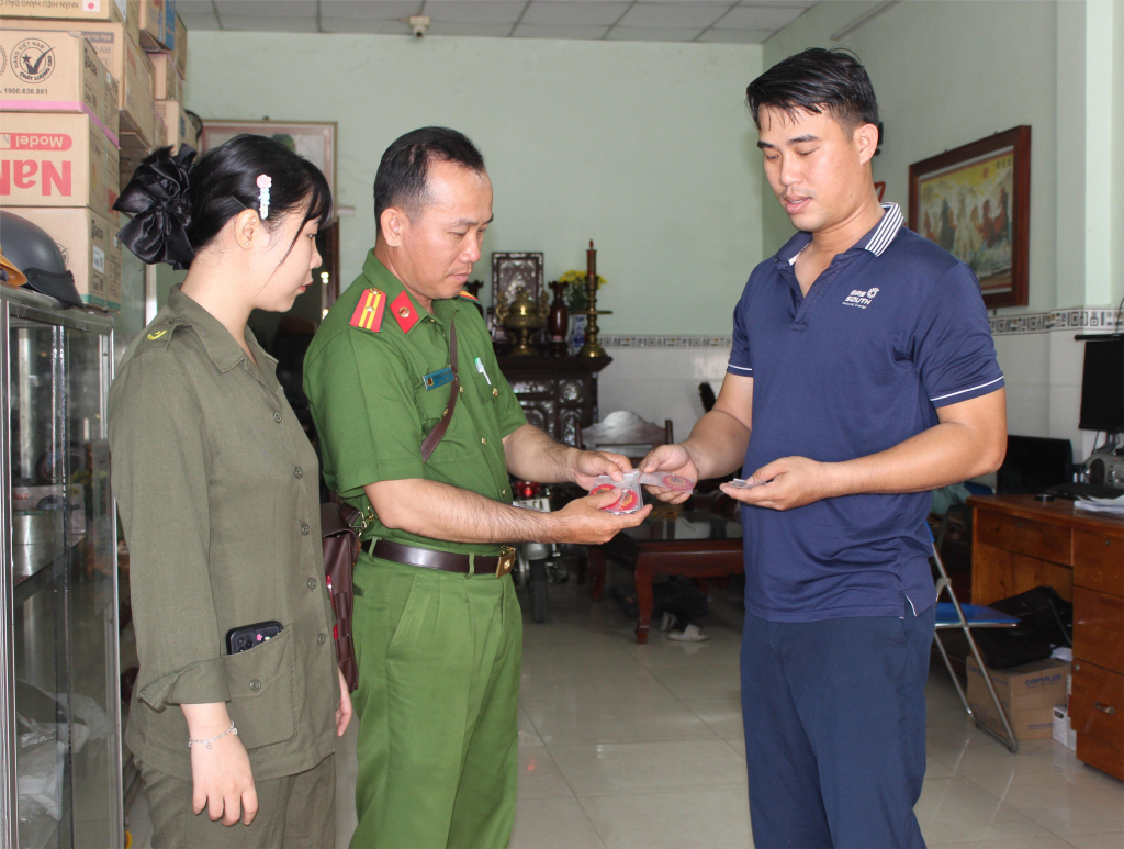 Tây Ninh, Công an phường Bình Minh trao móc khóa cho người dân