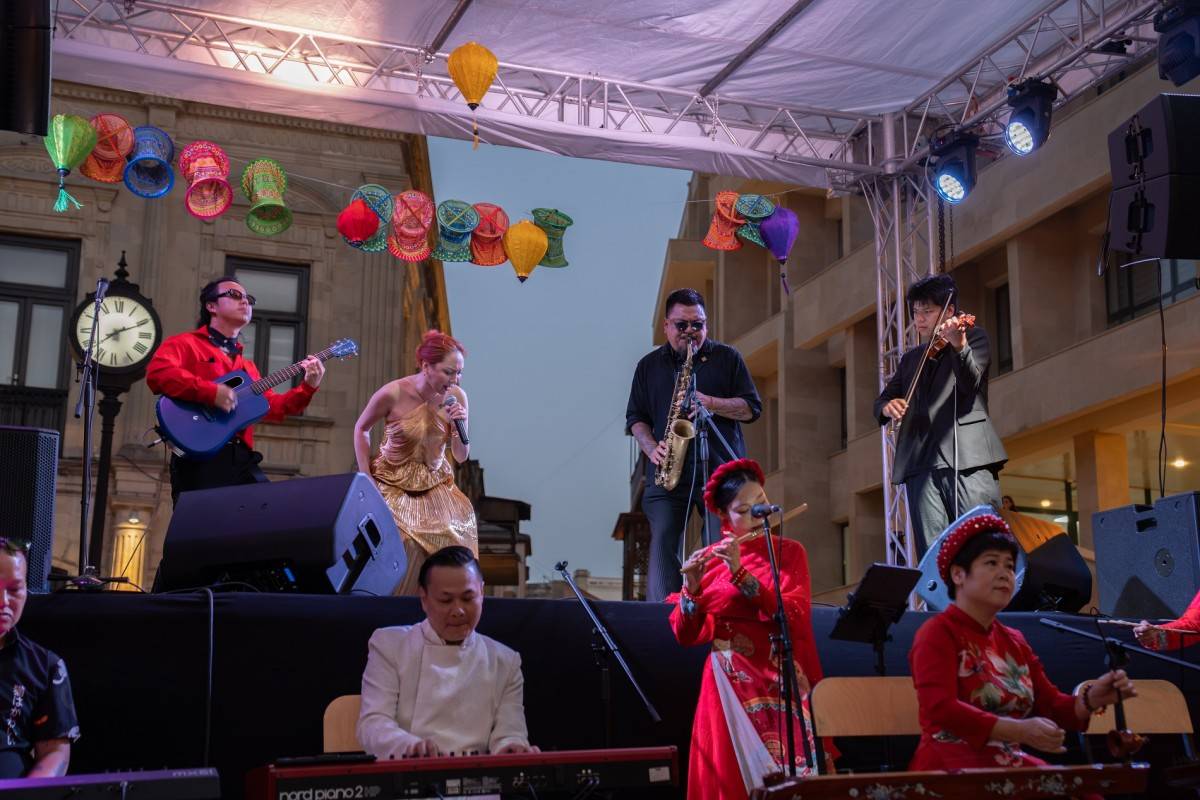 Nghệ sĩ Việt Nam hòa tấu cùng nghệ sĩ quốc tế.