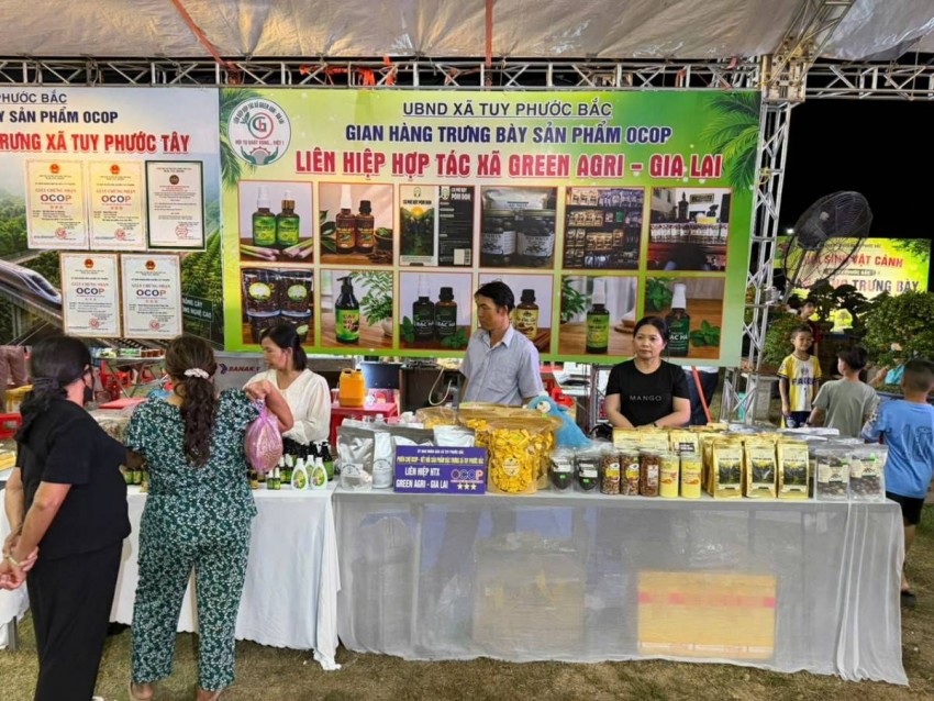 Đối với các chủ thể sản xuất, phiên chợ là cơ hội đưa sản phẩm đến gần hơn với khách hàng. Bà Đinh Thái Quỳnh Như, chủ cơ sở Yến sào Như Văn, xã Tuy Phước Bắc, chia sẻ: