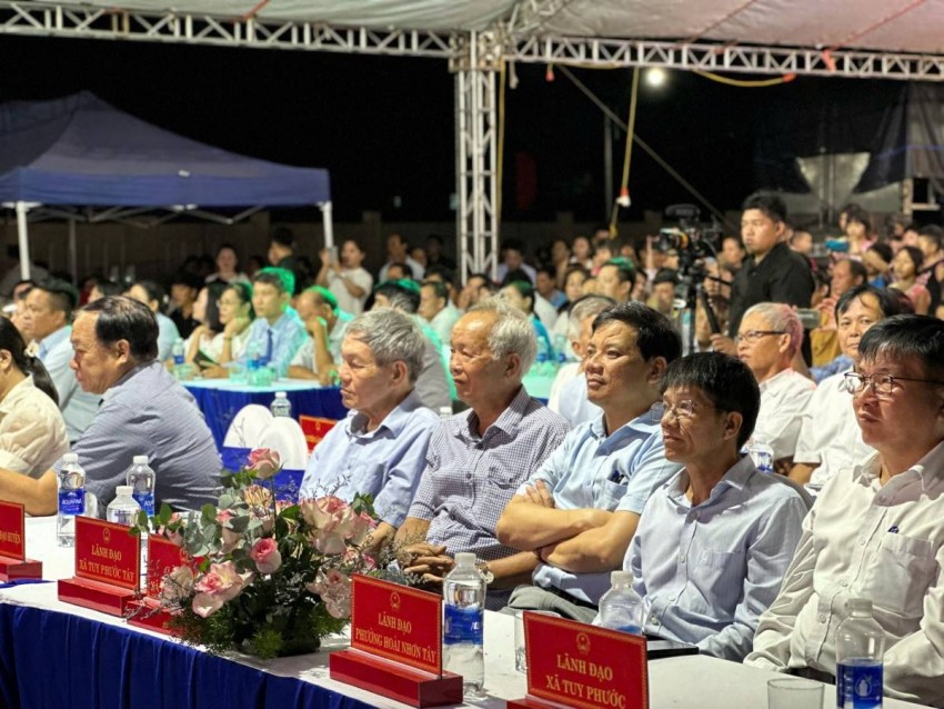 Đại diện lãnh đạo xã Tuy Phước Bắc Phiên chợ OCOP xã Tuy Phước Bắc năm 2026 
