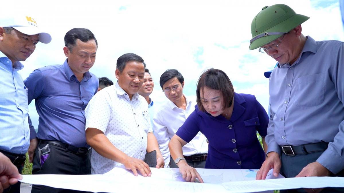 Chủ tịch UBND tỉnh Gia Lai Phạm Anh Tuấn (bìa phải) kiểm tra vị trí đề xuất tuyến đường kết nối các cụm công nghiệp với Khu công nghiệp Becamex VSIP Bình Định.