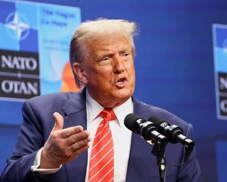 Tổng thống Donald Trump và nội các tiếp tục đối mặt với sức ép cử tri, theo khảo sát mới nhất do Reuters thực hiện