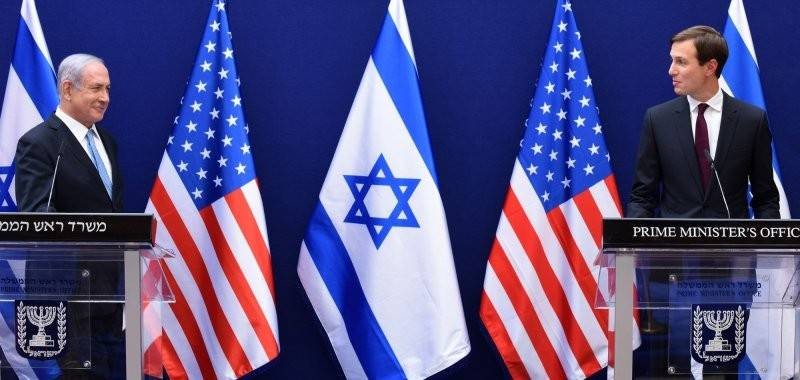 Cố vấn cấp cao Nhà Trắng Jared Kushner (phải) và Thủ tướng Israel Benjamin Netanyahu (trái) 