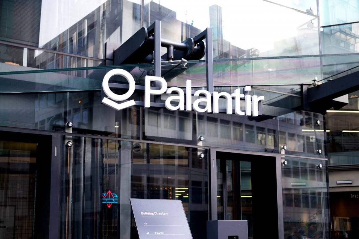 Palantir được Lonsdale cùng Peter Thiel, Alex Karp, Stephen Cohen và Nathan Gettings đồng sáng lập năm 2003, tập trung giải quyết khoảng cách công nghệ giữa Silicon Valley và cộng đồng tình báo, quốc phòng.