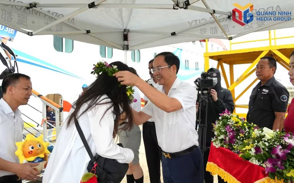 Lãnh đạo Sở Văn hóa, Thể thao và Du lịch tặng hoa cho du khách. Nguồn ảnh QMN