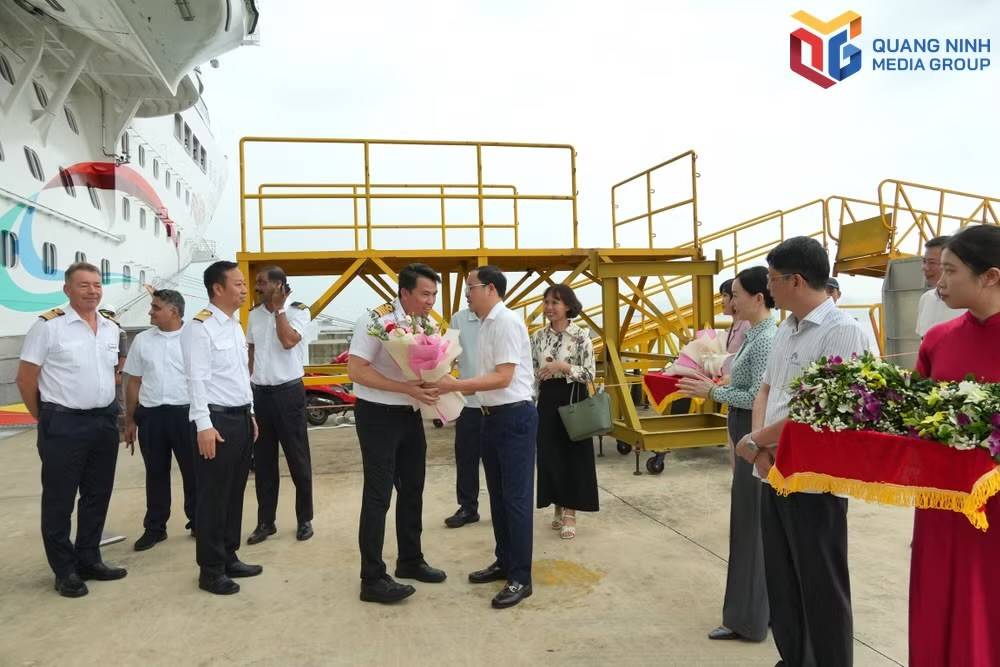 Lãnh đạo Sở Văn hóa, Thể thao và Du lịch tặng hoa chào mừng thuyền trưởng và thủy thủ đoàn. Nguồn ảnh: QNM