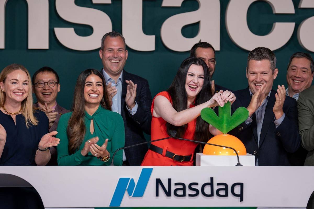 Instacart niêm yết trên Nasdaq tháng 9 năm 2023, thương vụ mà Fidji Simo dẫn dắt để huy động 660 triệu đô la, chấm dứt đợt hạn hán gần ba năm không có thương vụ niêm yết công nghệ lớn tại Mỹ.