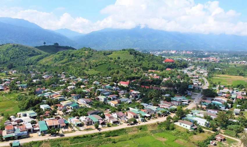 Nửa thế kỷ trước, giữa vùng đất còn hoang sơ dưới chân dãy Chư Yang Sin, một ngôi trường được dựng lên bằng tranh tre, vách ván. Từ mái trường ấy, những tiếng trống đầu tiên đã mở ra hành trình gieo chữ, gieo ước mơ cho những thế hệ con em đồng bào miền Trung lên xây dựng vùng kinh tế mới. 