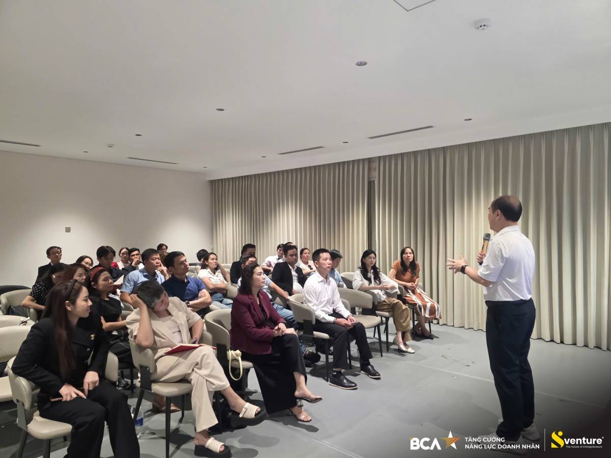 Ông Hồ Quang Minh chia sẻ với cộng đồng doanh nhân về tư duy đầu tư vào con người, năng lực quản trị và hệ sinh thái trước khi đầu tư vào doanh nghiệp.