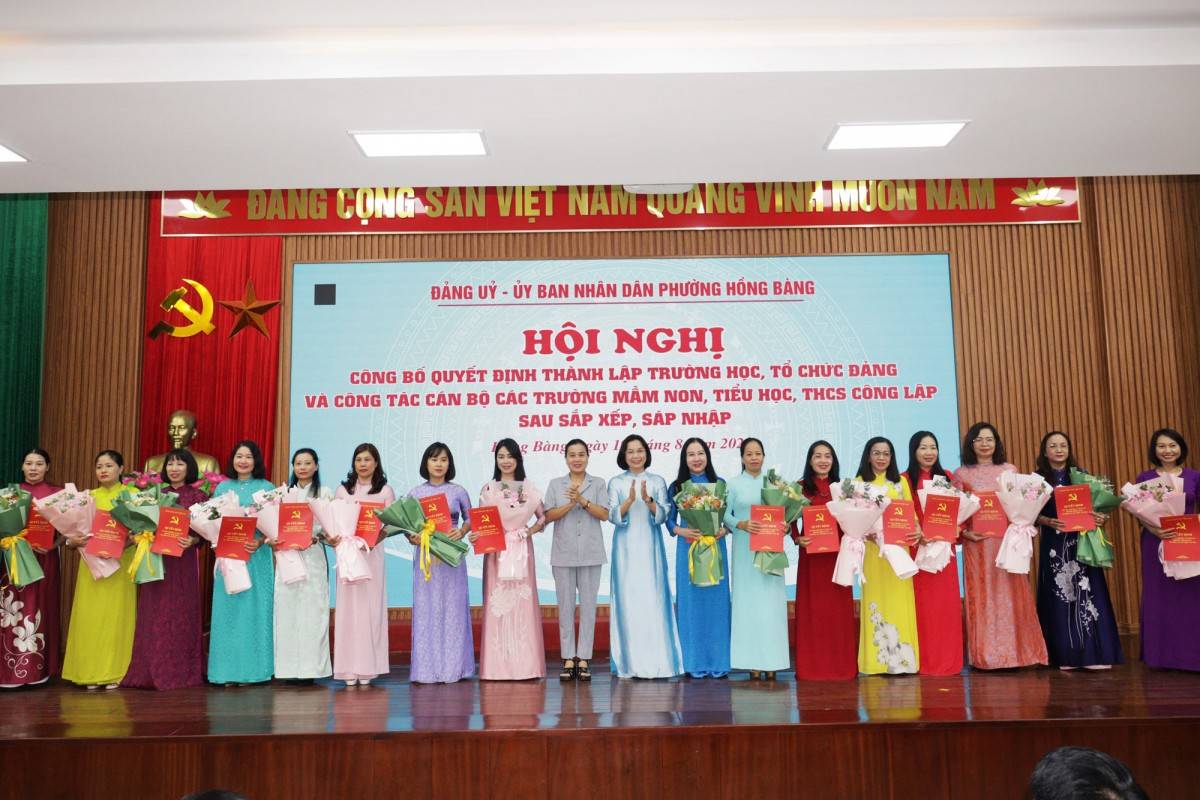 Trao Quyết định và tặng hoa cho các đồng chí Phó Hiệu trưởng sau sắp xếp, sáp nhập.