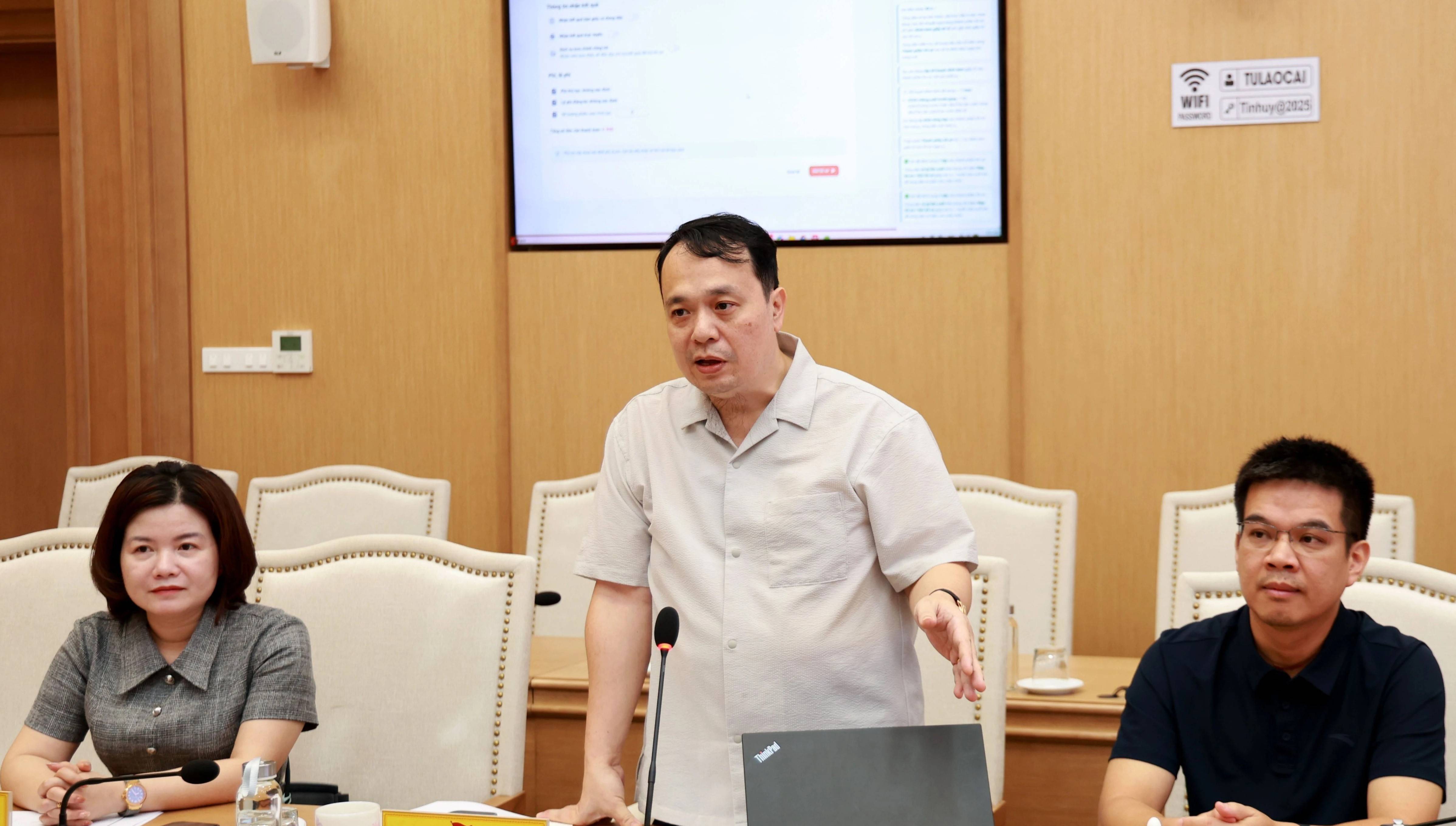 Tổng Giám đốc Công ty Kỷ nguyên mới giới thiệu ứng dụng.