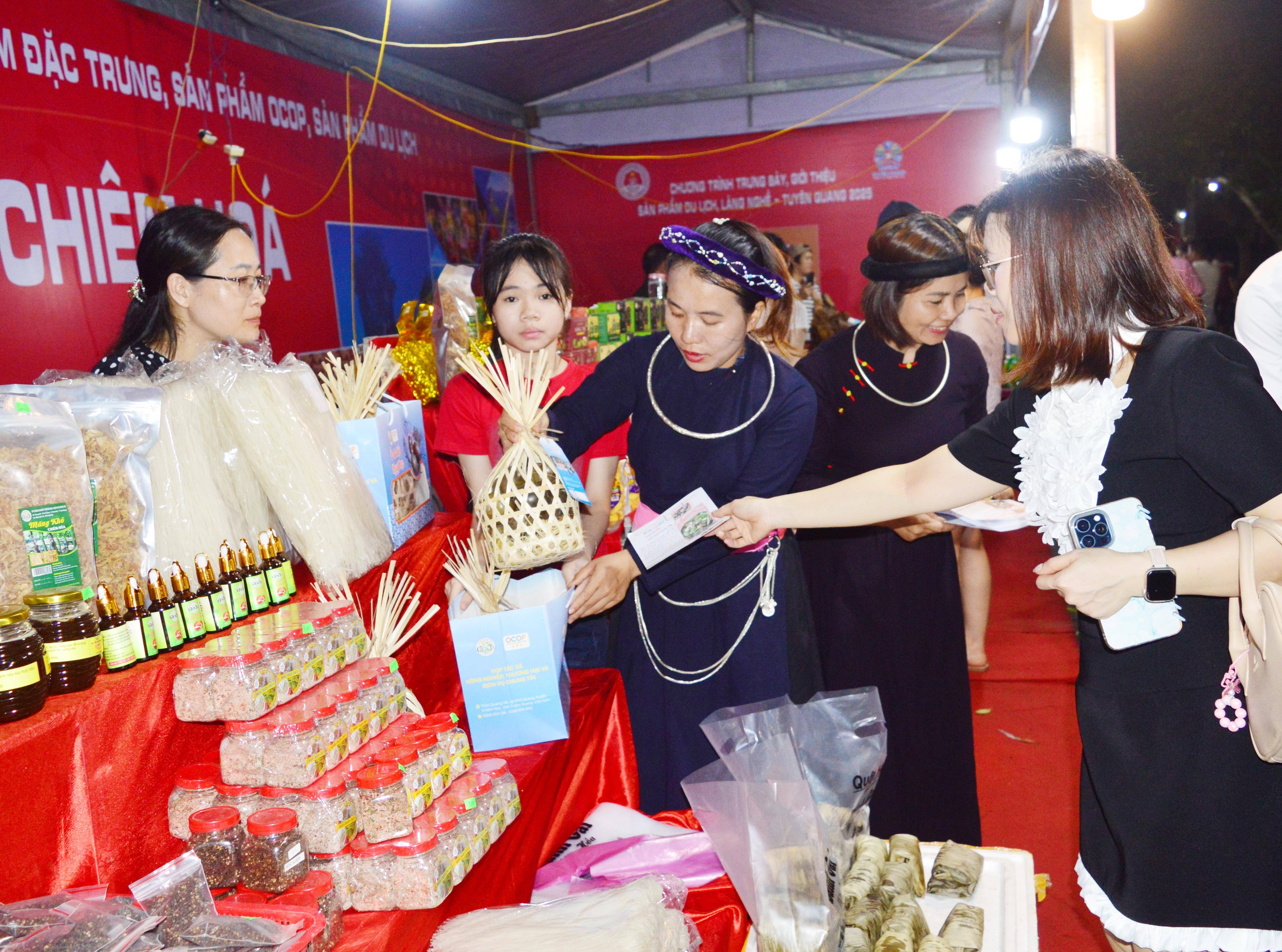 Người dân và du khách mua sắm các sản phẩm OCOP tại Chương trình trưng bày, giới thiệu sản phẩm du lịch, làng nghề năm tỉnh Tuyên Quang năm 2025.