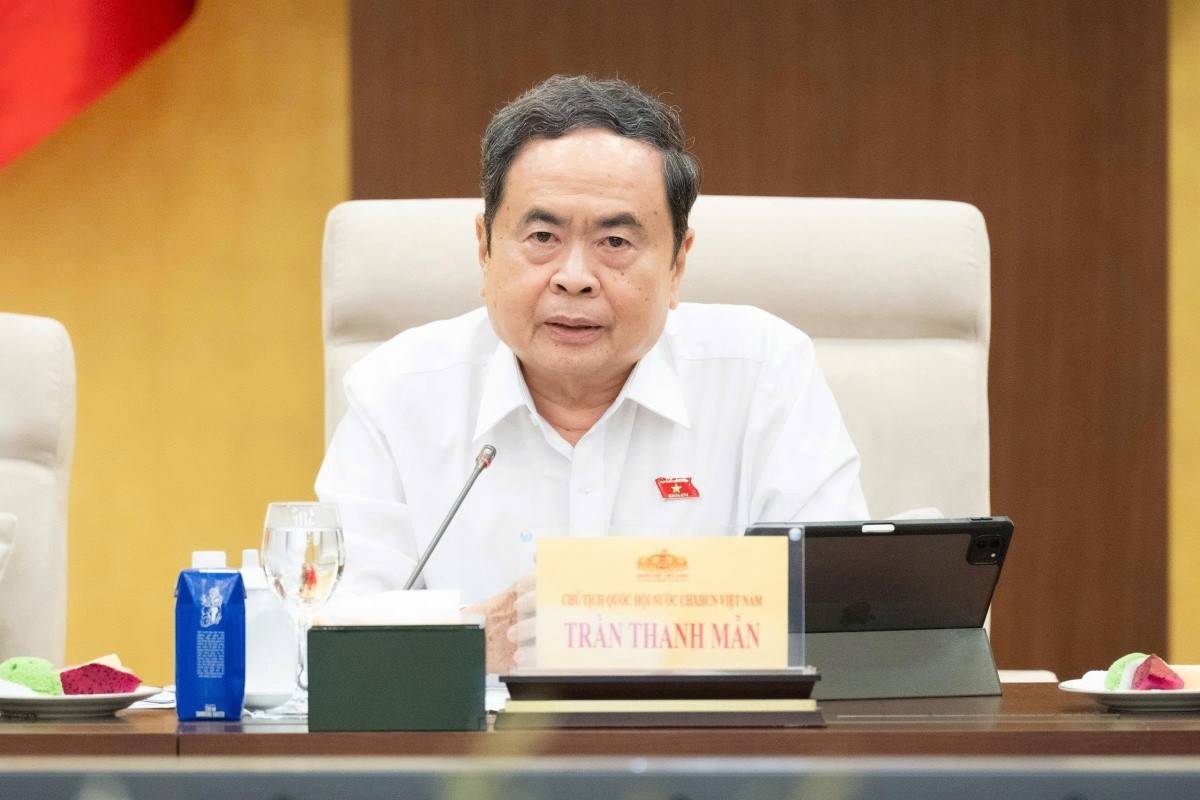 Chủ tịch Quốc hội Trần Thanh Mẫncho rằng việc giảm thuế thu nhập cá nhân, thuế thu nhập doanh nghiệp cần được đặt trong một tư duy lớn hơn, đó là chuyển từ mục tiêu thu ngân sách trong ngắn hạn sang nuôi dưỡng nguồn thu, mở rộng cơ sở thu và tạo động lực tăng trưởng trong dài hạn (Ảnh: https://quochoi.vn).