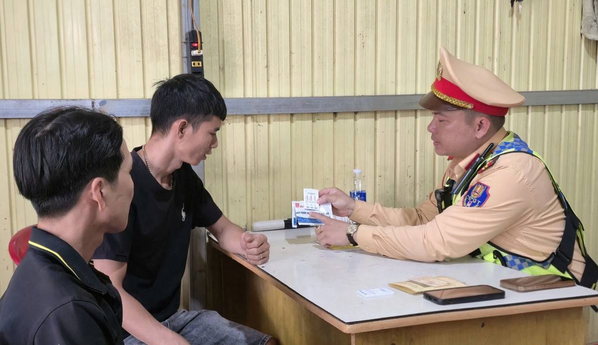 Cán bộ Trạm CSGT Krông Búk (Phòng CSGT tỉnh Đắk Lắk) thực hiện thường xuyên, đột xuất việc kiểm tra, test nhanh ma túy đối với lái xe kinh doanh vận tải hàng hóa trên tuyến Quốc lộ 14.