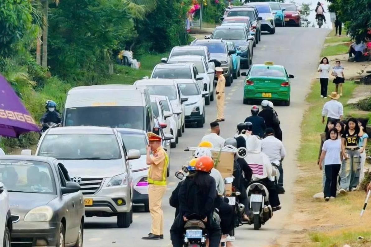 Mùa sầu riêng Đắk Lắk 2026: Xe tăng gấp 4 lần, cảnh sát giao thông phải "căng mình" điều tiết