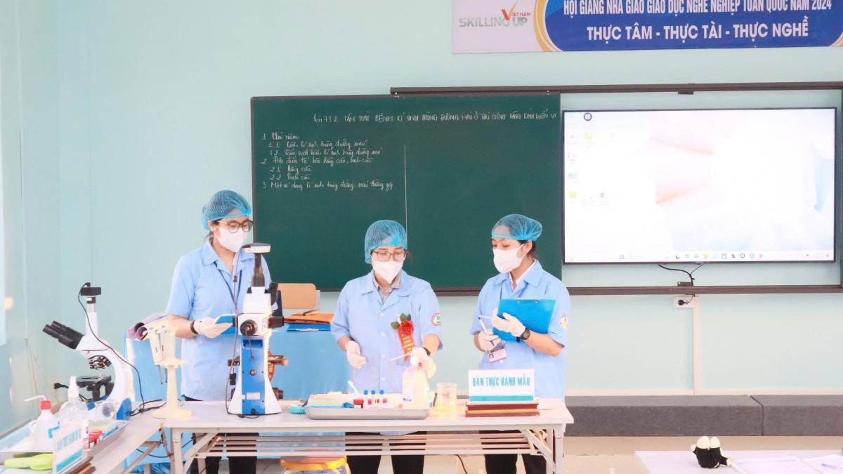 Nhà giáo không chỉ truyền đạt kiến thức mà trực tiếp hướng dẫn, tổ chức trải nghiệm và giúp người học chuyển kiến thức thành năng lực thực hành