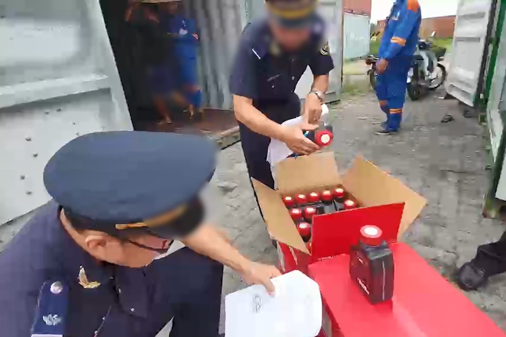 Hải quan phát hiện 16.000 hộp dầu nhớt giả nhãn hiệu MOTUL tại cảng biển TP. Hồ Chí Minh