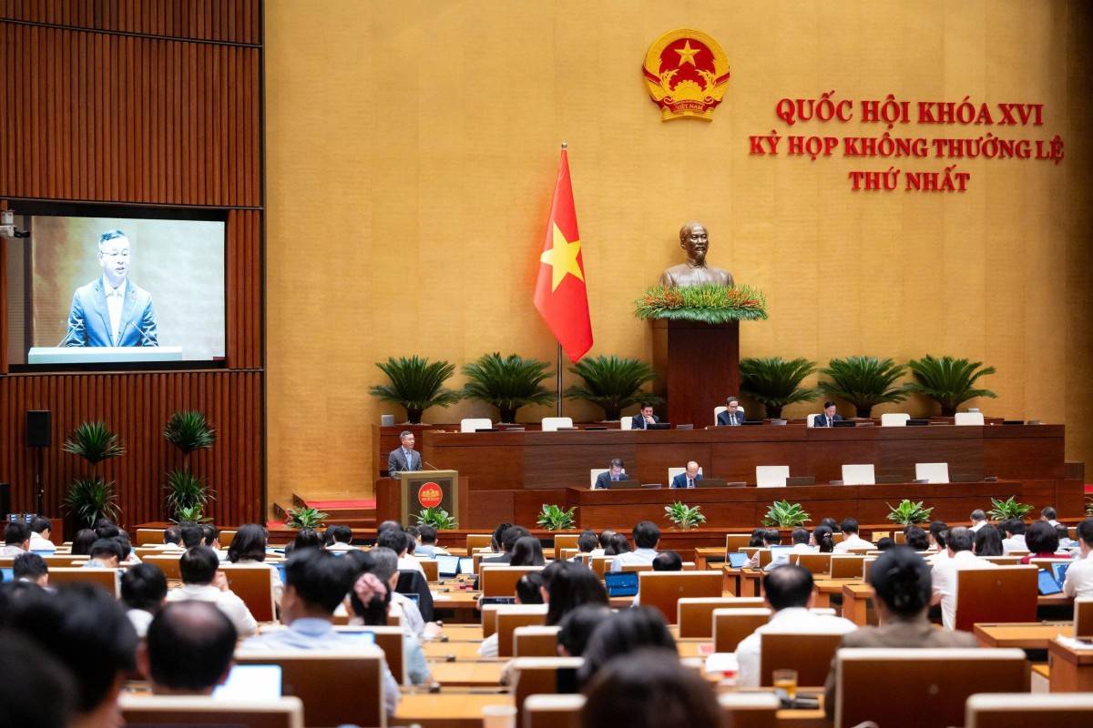 Sáng 23/8, tiếp tục chương trình Kỳ họp không thường lệ thứ Nhất, Quốc hội khóa XVI, dưới sự chủ trì của Chủ tịch Quốc hội Trần Thanh Mẫn và điều hành của Phó Chủ tịch Quốc hội Nguyễn Khắc Định, Quốc hội biểu quyết thông qua Luật sửa đổi, bổ sung một số điều của Luật Hải quan (Ảnh: https://quochoi.vn).