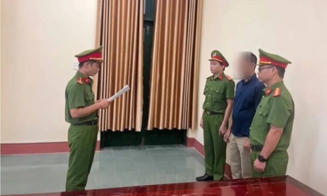 Quảng Ngãi: Doanh nghiệp vật liệu xây dựng bị điều tra vụ đổ hơn 1,8 tấn bã bê tông