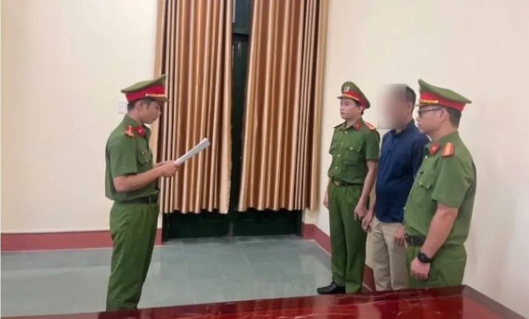 Cơ quan Cảnh sát điều tra Công an tỉnh Quảng Ngãi đã tống đạt các quyết định khởi tố vụ án, khởi tố bị can trong vụ án (Ảnh: Công an 