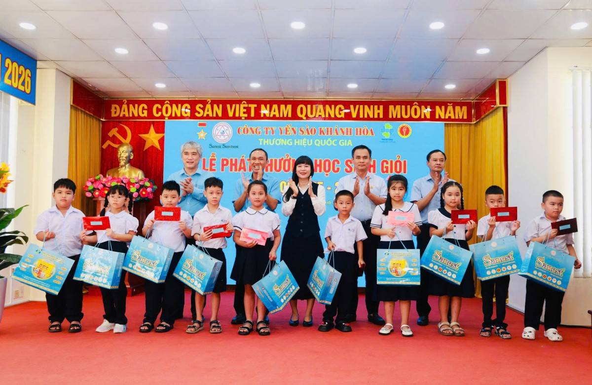 Yến sào Khánh Hòa dành gần 2,3 tỷ đồng khen thưởng học sinh