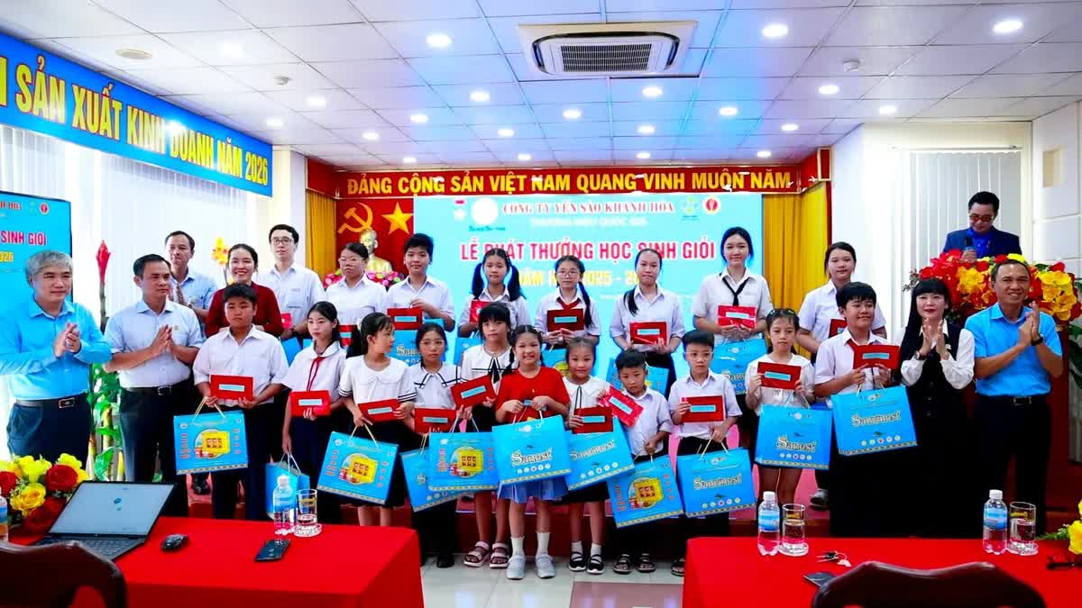Yến sào Khánh Hòa dành gần 2,3 tỷ đồng khen thưởng học sinh