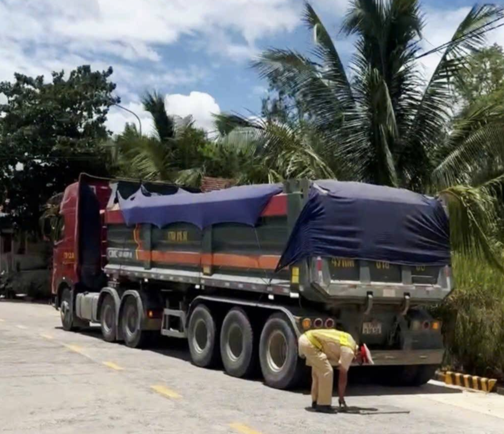 Lực lượng CSGT Trạm CSGT Tuy An xác định phương tiện do ông L.T điều khiển, chở hàng vượt trọng tải cho phép đến 51,9% bằng biện pháp nghiệp vụ.